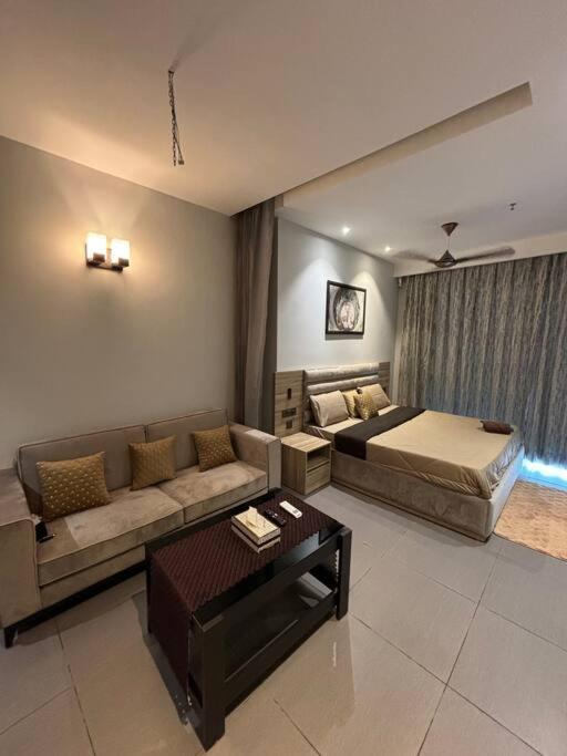 Countryside Luxury Suites - Supernova Noida Yeni Delhi Dış mekan fotoğraf