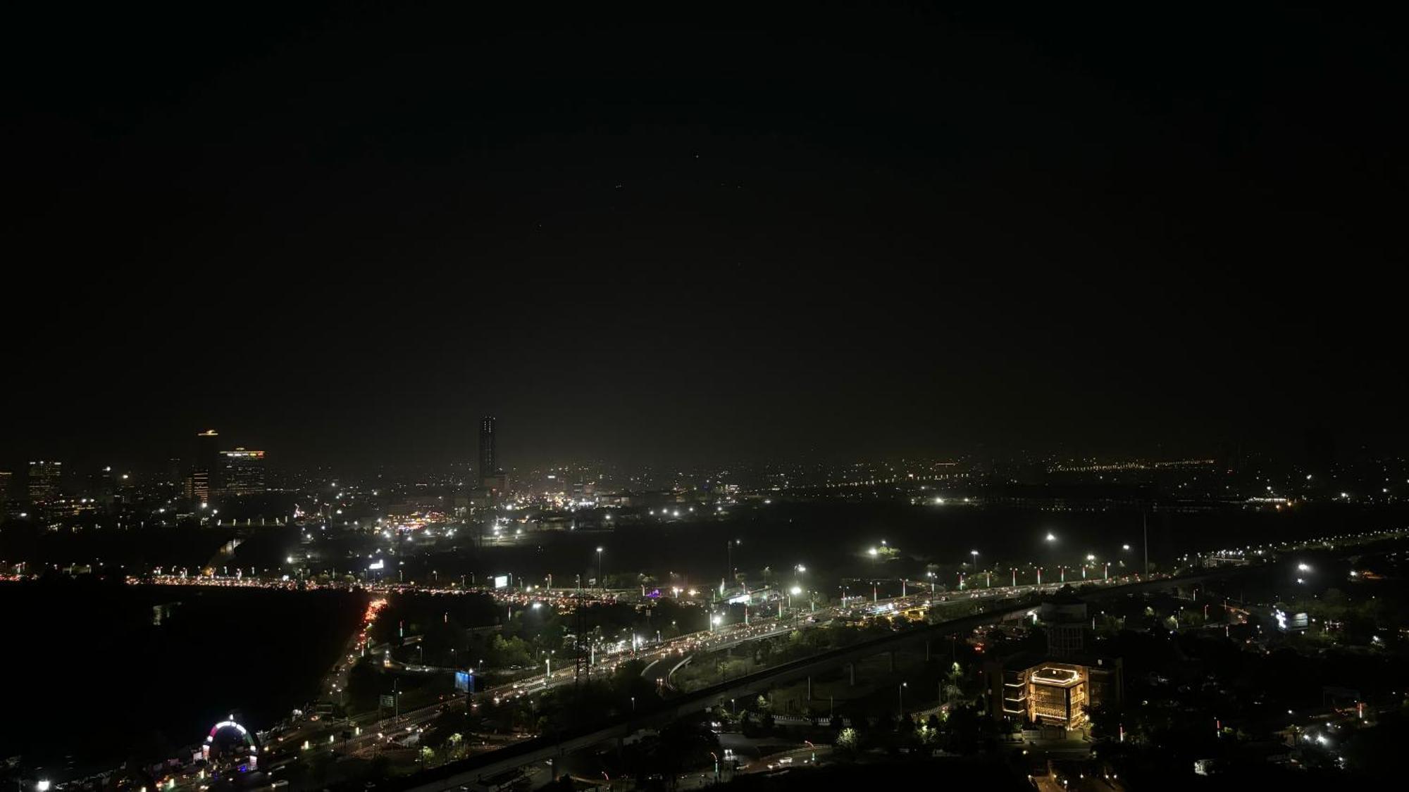 Countryside Luxury Suites - Supernova Noida Yeni Delhi Dış mekan fotoğraf