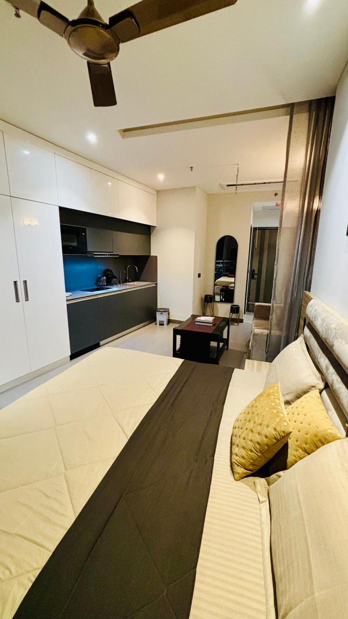 Countryside Luxury Suites - Supernova Noida Yeni Delhi Dış mekan fotoğraf